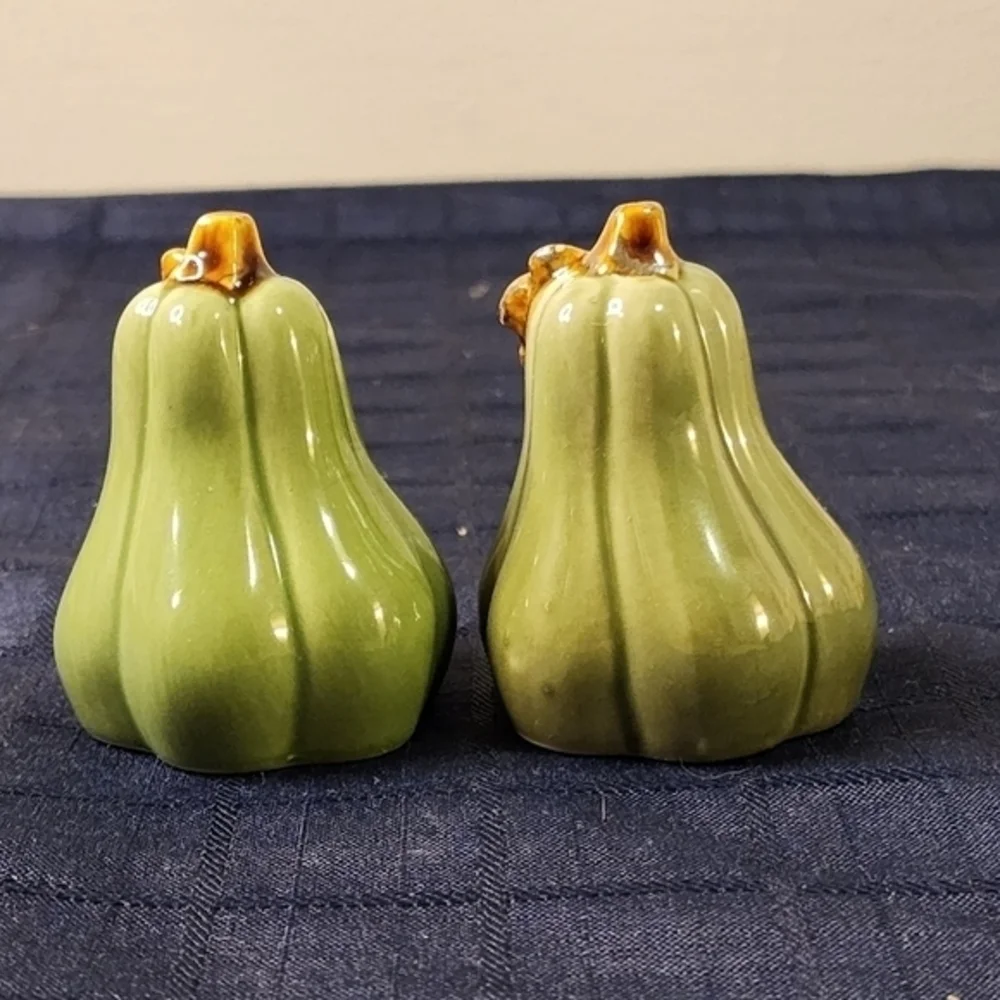 Cracker Barrel Green Pumpkin Salt And Pepper Shakers‎